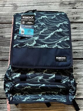 Igloo Daytripper Backpack Cooler in Navy Wave